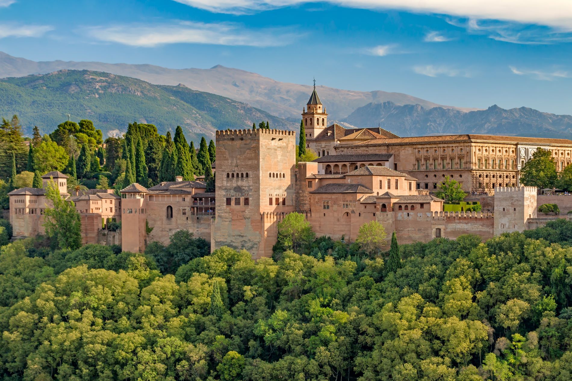 Panoramablick auf die Festung und den Palastkomplex Alhambra in Granada, Spanien.