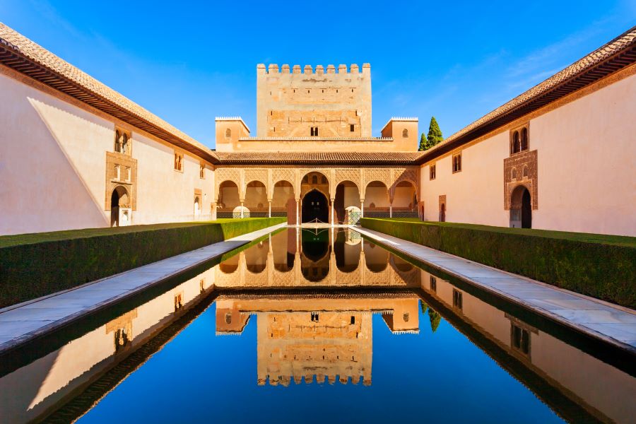 Der Myrtenhof ist der zentrale Teil des Comares-Palastes im Alhambra-Palastkomplex in Granada, Spanien