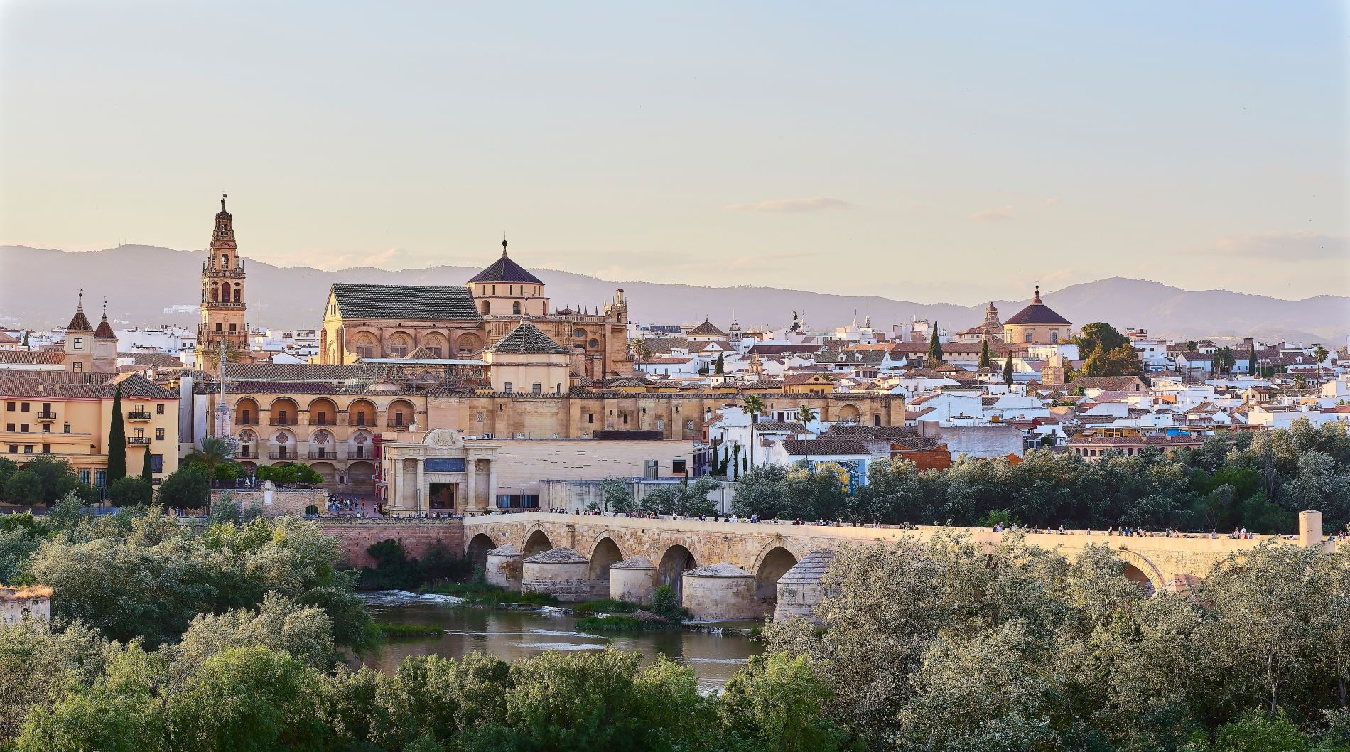 Panoramablick auf die Moschee-Kathedrale über den Calahorra-Turm in Cordoba, Andalusien, Spanien.