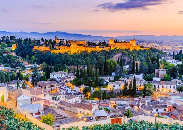 Sonnenuntergang über Granada mit Blick auf die Alhambra und die schneebedeckten Berge der Sierra Nevada