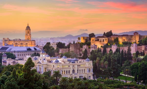 Sonnenuntergang über Málaga mit Blick auf die Alcazaba und das Mittelmeer