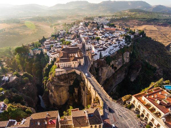 Blick auf die historische Puente Nuevo in Ronda, die spektakulär die tiefe Schlucht El Tajo überspannt