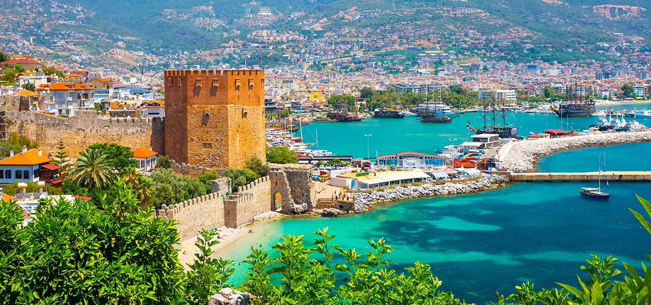 Der Hafen von Alanya mit Burg an einem schönen Sommertag.