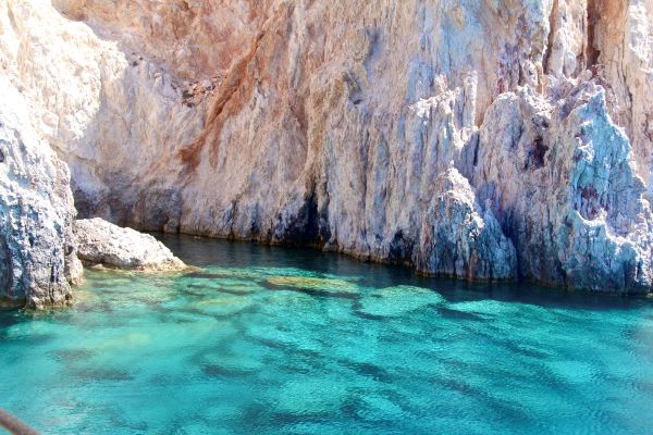 Türkisblaues Meer in Griechenland Kristallklares, türkisfarbenes Meer an einer griechischen Küste