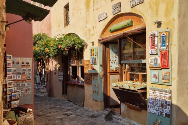 Malerische, enge Gassen mit weißen Häusern und blauen Akzenten in Griechenland
