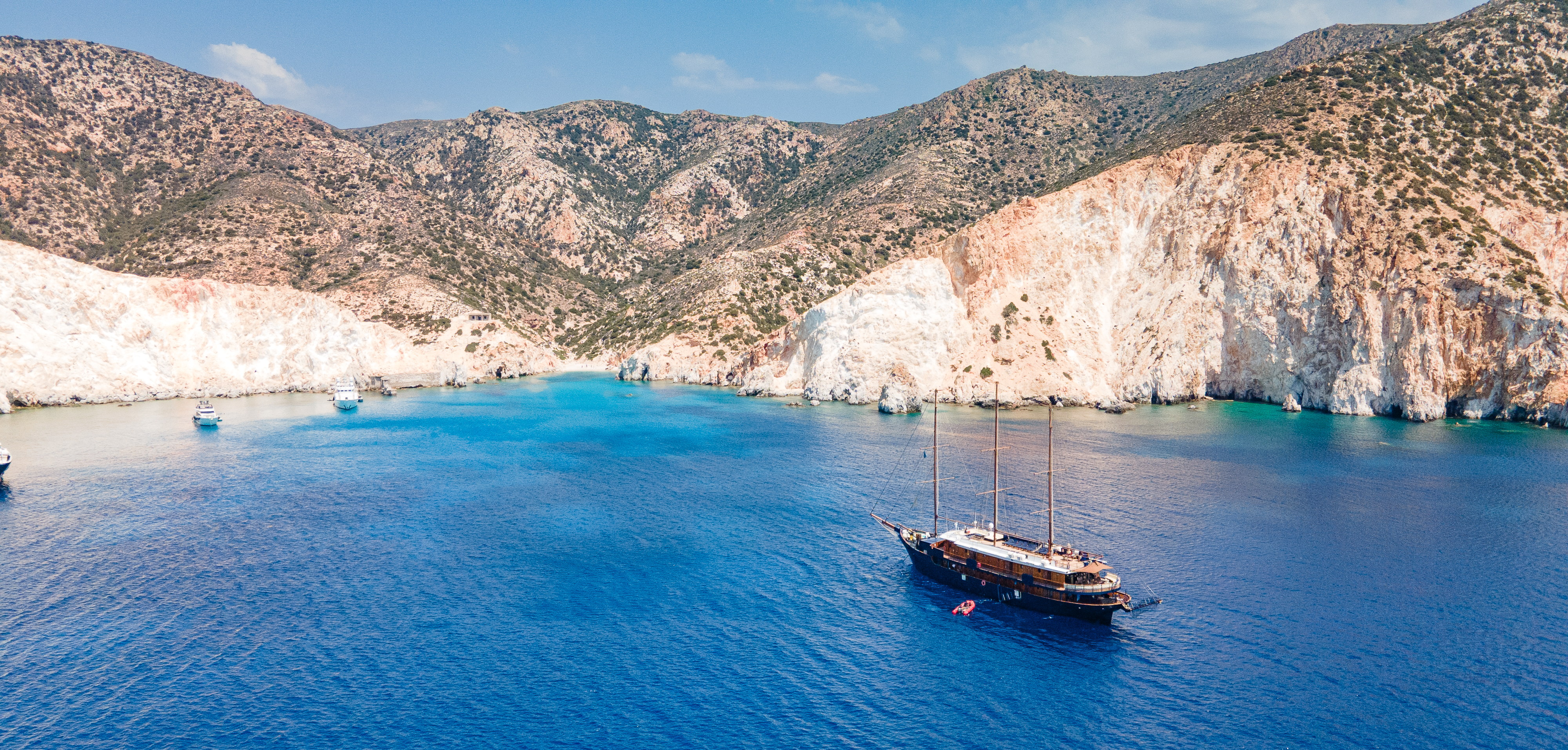 Motor-Segelyacht vor der griechischen Küste Elegante Motor-Segelyacht fährt entlang der sonnigen Küste Griechenlands