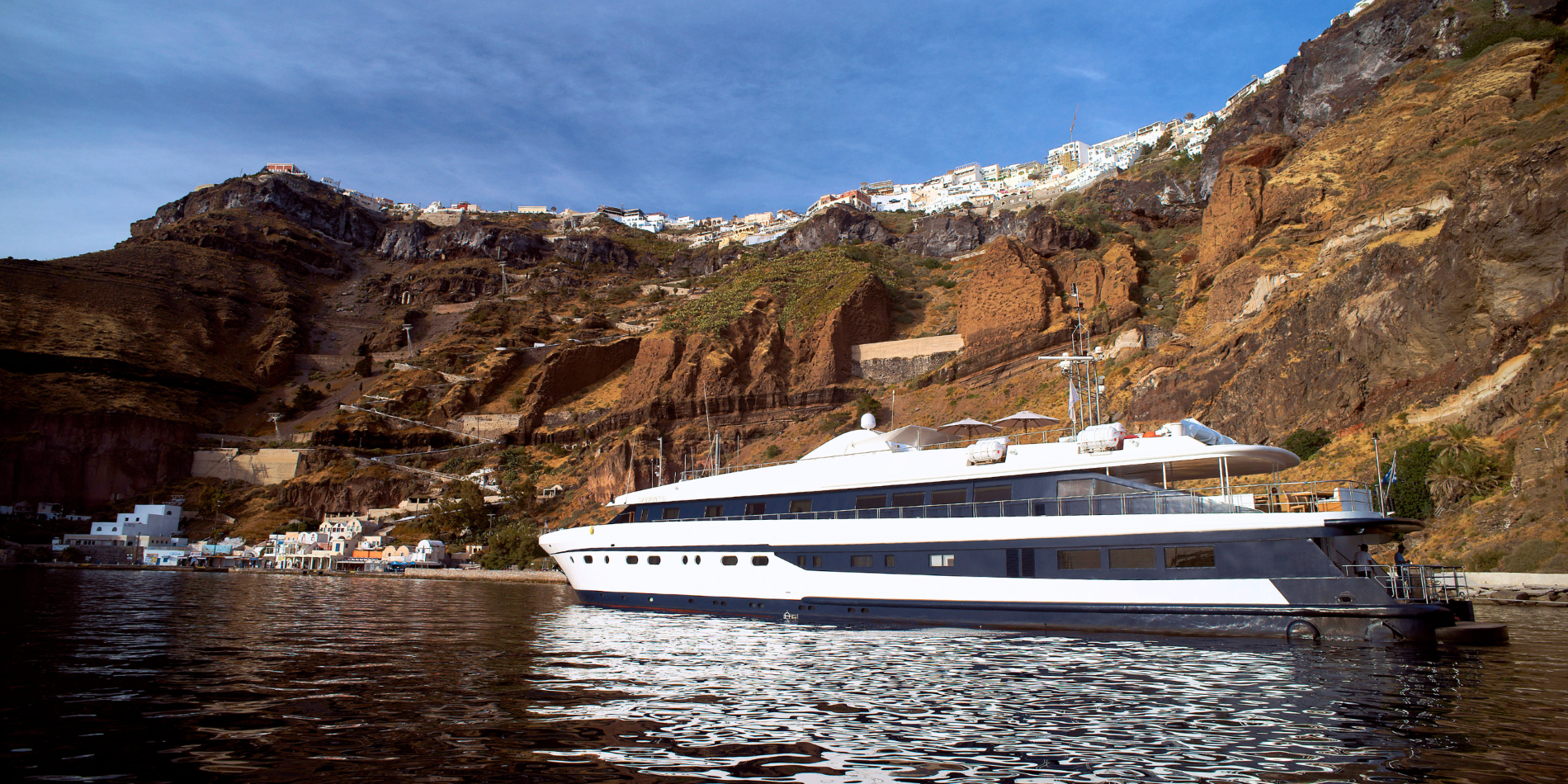 Elegante Motor-Segelyacht fährt entlang der sonnigen Küste Griechenlands