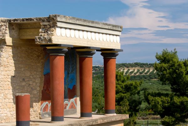 Traditionelle Architektur in Griechenland Weiß-blaue traditionelle Gebäude mit typischer griechischer Architektur