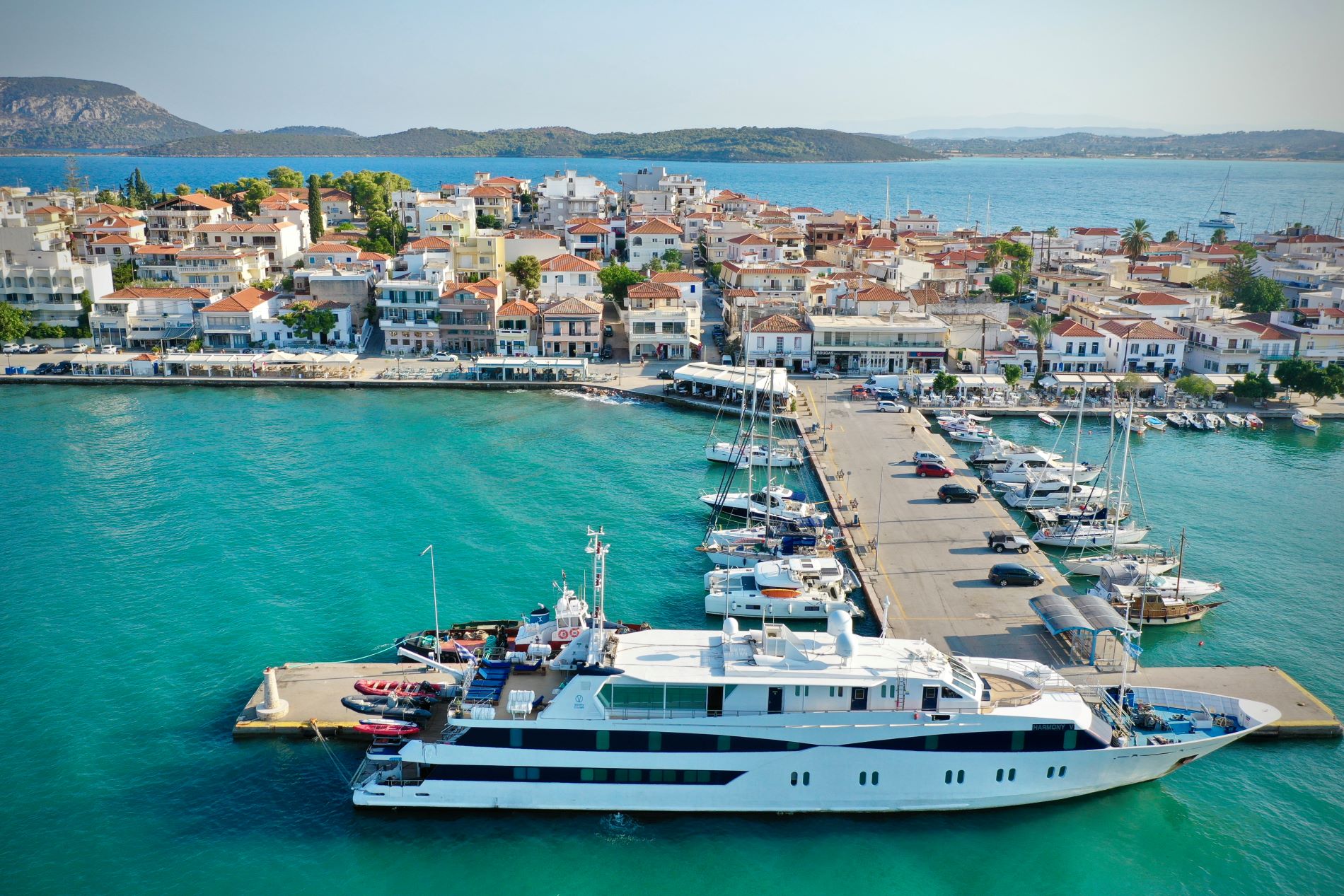 Yacht in einer ruhigen Bucht mit türkisblauem Meer in Griechenland.
