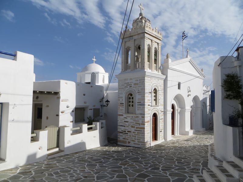 Weiß-blaue traditionelle Gebäude mit typischer griechischer Architektur