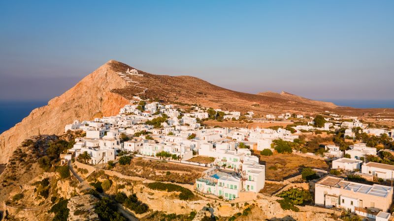 Typische weiße Häuser und bunte Fenster in der Altstadt von Mykonos