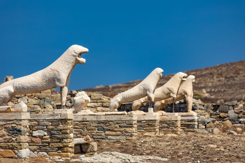 Malerische, enge Gassen mit weißen Häusern und blauen Akzenten in Griechenland