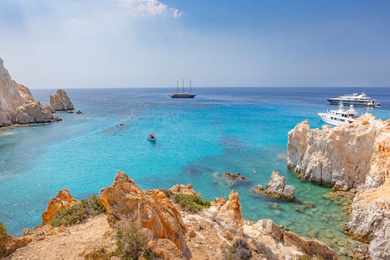 Kristallklares, türkisfarbenes Meer an einer griechischen Küste