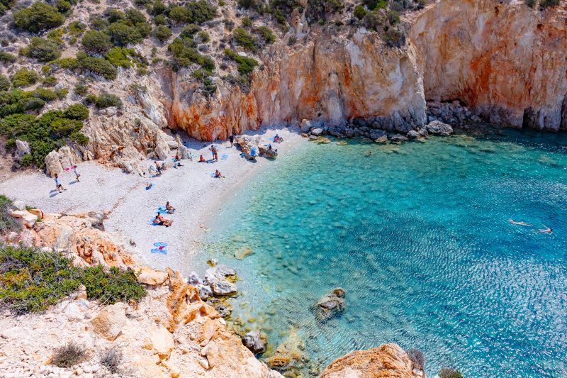 Malerische griechische Altstadt mit engen Gassen und historischen Häusern