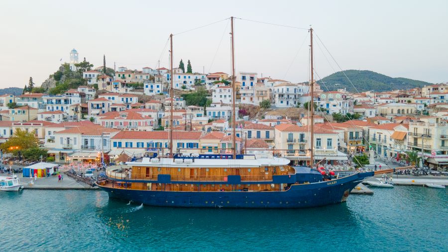Yacht in einer ruhigen Bucht mit türkisblauem Meer in Griechenland.