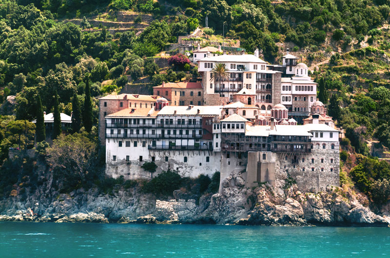 Kloster Osiou Gregoriou auf dem heiligen Berg Athos in Nordgriechenland auf der Insel Chalkidiki vom Wasser aus gesehen.