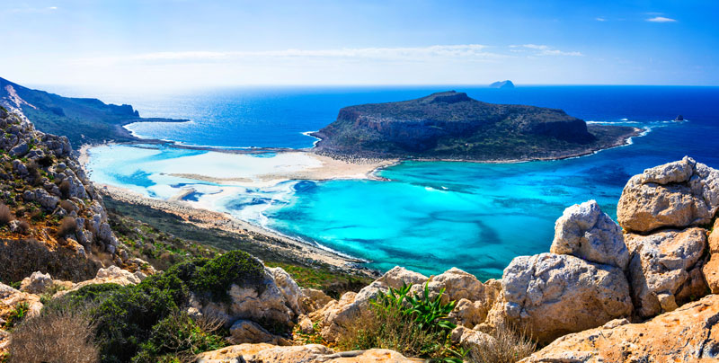 Blick von den umliegenden Hügeln auf die berühmte Lagune von Balos an einem schönen Sommertag.