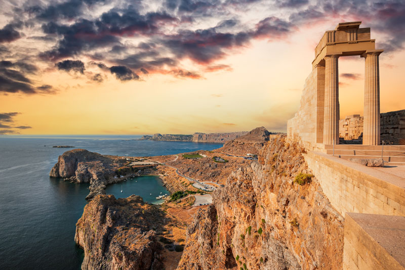 Blick von der antiken Ruine Lindos auf das umliegende Meer - mit der Überresten des Tempels zur rechten.