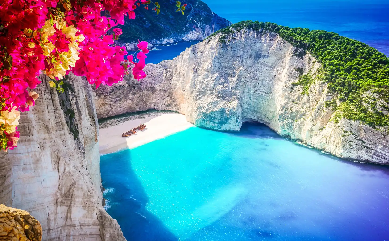 Blick von den umliegenden Felsen auf den berühmten Strand Navagio mit dem Schiffwrack an einem warmen Sommertag.  