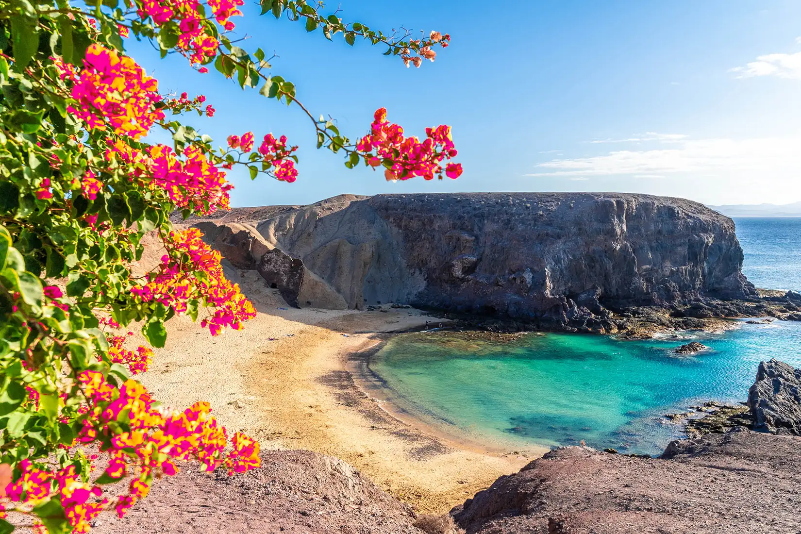 Blick auf eine wunderschöne Bucht und den Strand an den Playas de Papagayo auf Lanzarote