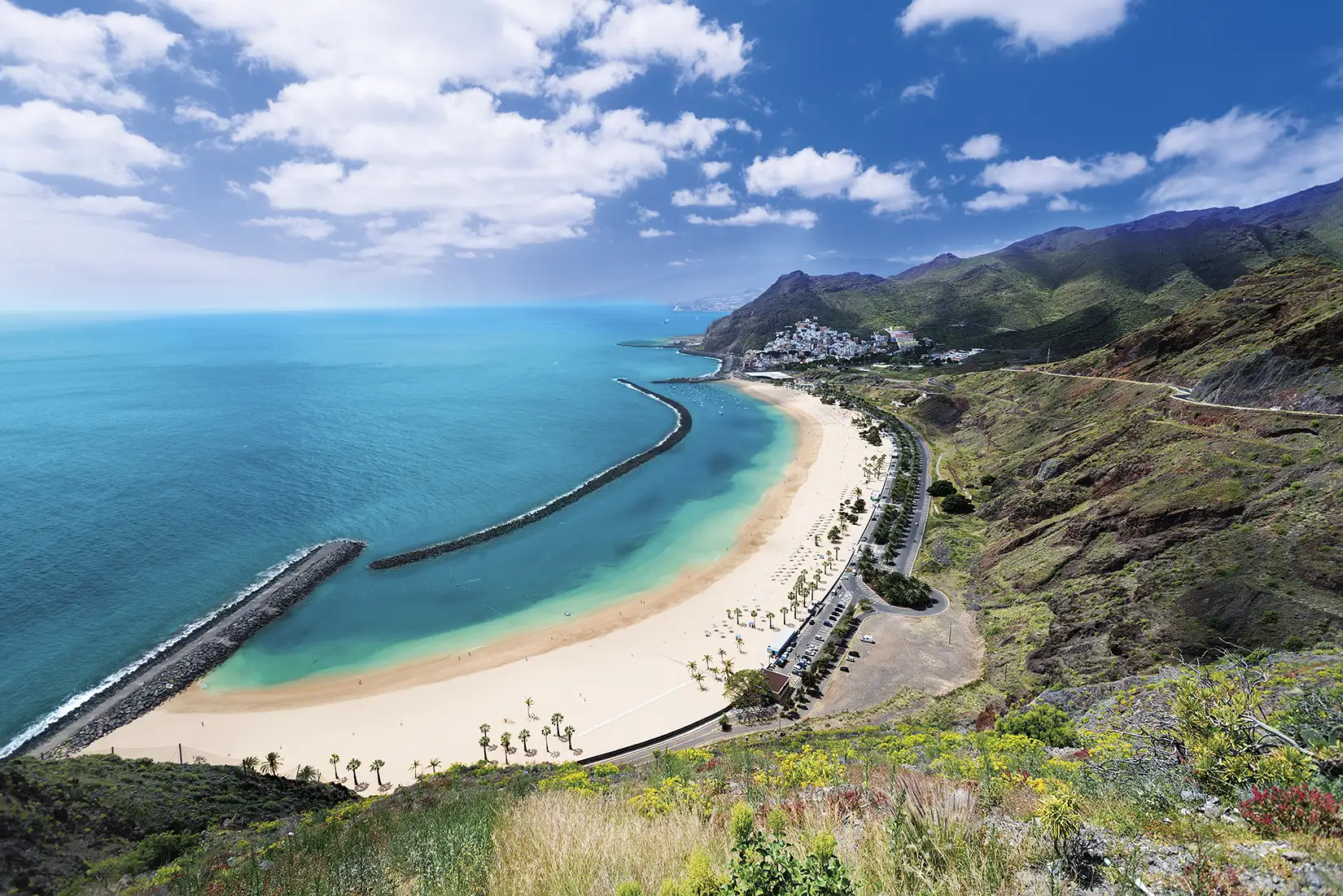 Blick auf den berühmten Strand Playa de Las Teresitas in der Nähe von Santa Cruz im Norden von Teneriffa an einem schönen Sommertag herab von den umliegenden Hügeln gesehen.