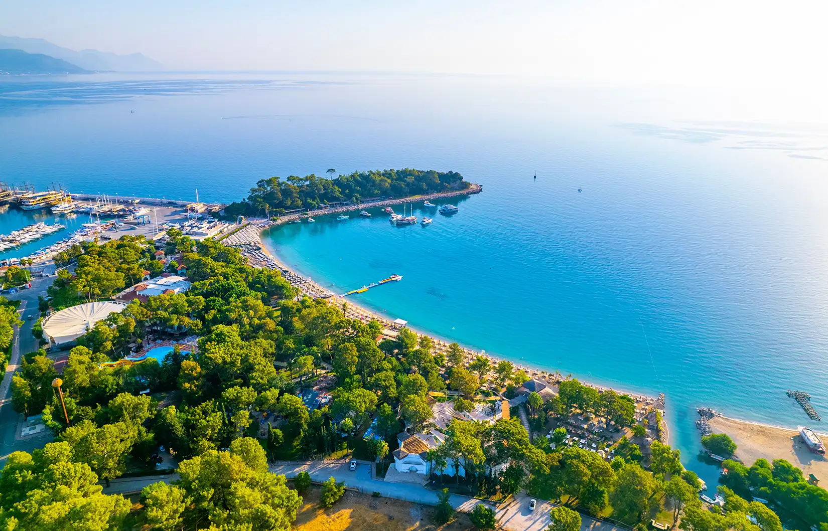 Drohnenaufnahme von der Moonlight Beach in Kemer, Antalya, an einem schönen Sommertag.
