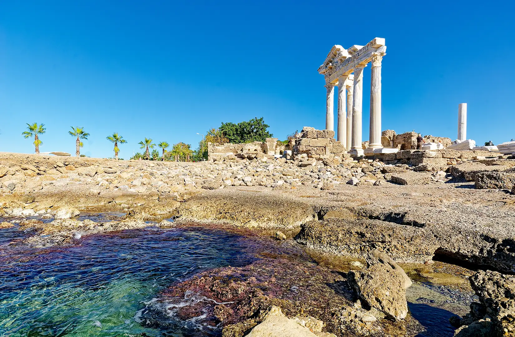 Die Ruinen des antiken Apollo-Tempels in Side (Türkei) in der Seitenansicht an einem strahlend schönen Sommertag.