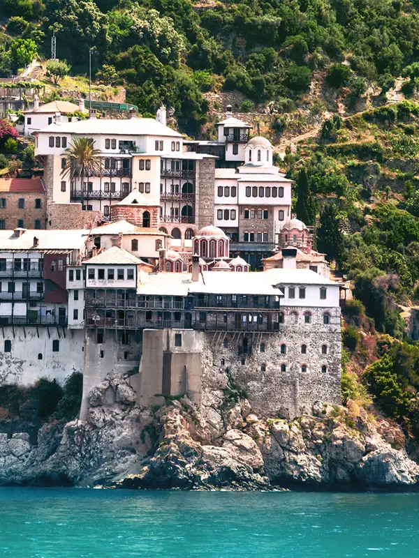 Kloster Osiou Gregoriou auf dem heiligen Berg Athos in Nordgriechenland auf der Insel Chalkidiki vom Wasser aus gesehen.