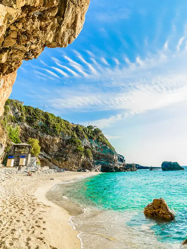 Schöne Aussicht auf einen Strand auf der Insel Korfu nahe Pilion.