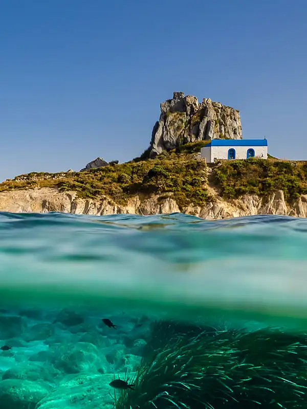 Blick auf die kleine Insel Kastri vom Wasser aus in der Nähe des Dorfes Kefalos auf der griechischen Insel Kos