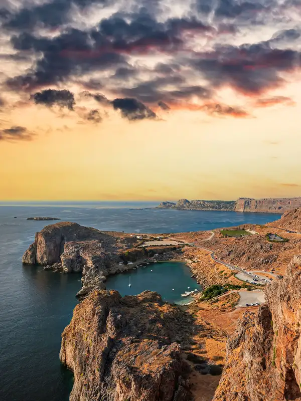 Blick von der antiken Ruine Lindos auf das umliegende Meer - mit der Überresten des Tempels zur rechten.