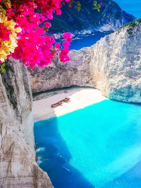Blick von den umliegenden Felsen auf den berühmten Strand Navagio mit dem Schiffwrack an einem warmen Sommertag.  