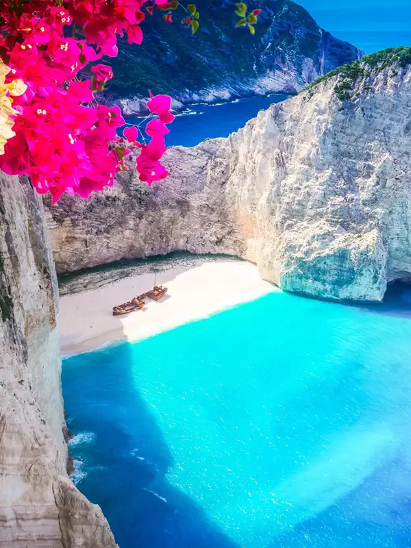 Bucht von Navagio mit dem berühmten Schiffswrack auf der griechischen Insel Zakynthos