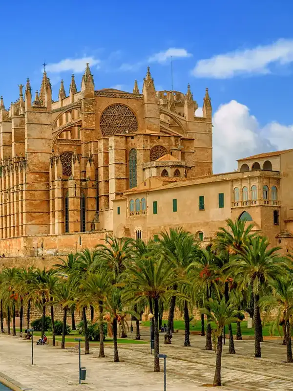 Blick auf die gotische mittelalterliche Kathedrale La Seu von Palma de Mallorca in Spanien.