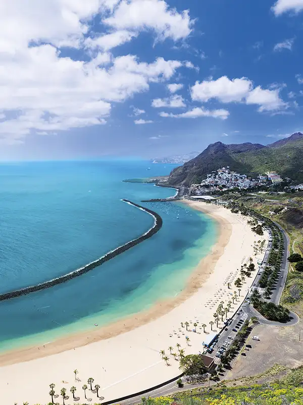 Blick auf den berühmten Strand Playa de Las Teresitas in der Nähe von Santa Cruz im Norden von Teneriffa an einem schönen Sommertag herab von den umliegenden Hügeln gesehen.