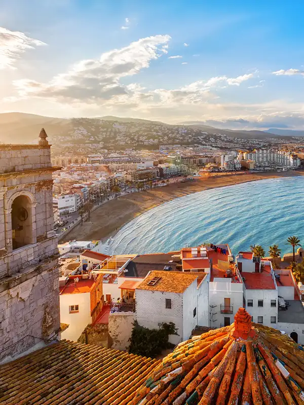 Blick auf die Meeresbucht der Stadt Peniscola von der Spitze des Schlosses von Papst Luna in der Region Valencia, Spanien
