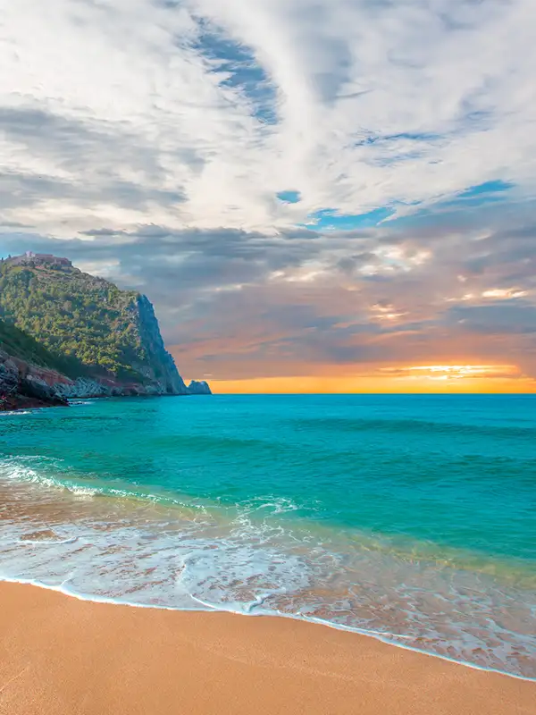 Blick auf das Meer am berühmten Kleopatra Strand in der Türkei bei Sonnenuntergang.