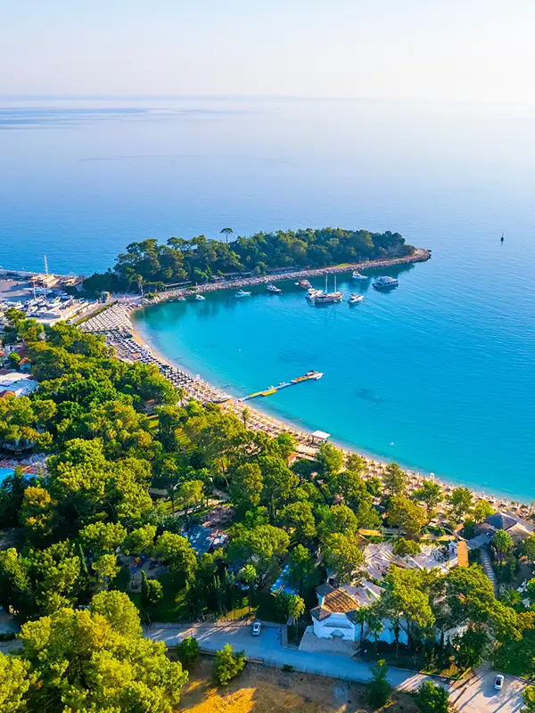 Drohnenaufnahme von der Moonlight Beach in Kemer, Antalya, an einem schönen Sommertag.