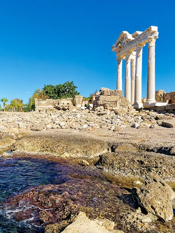 Die Ruinen des antiken Apollo-Tempels in Side (Türkei) in der Seitenansicht an einem strahlend schönen Sommertag.
