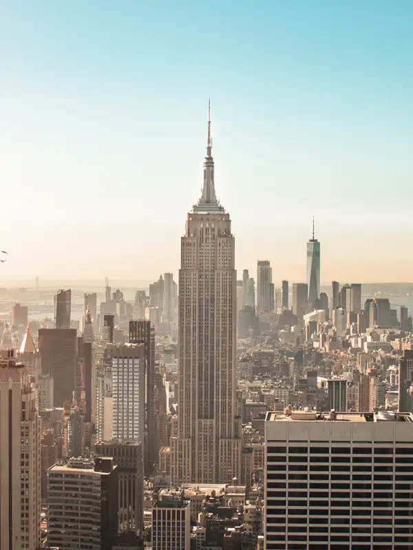 Blick auf Downtown Manhattan in New York mit dem Empire State Building im Zentrum.