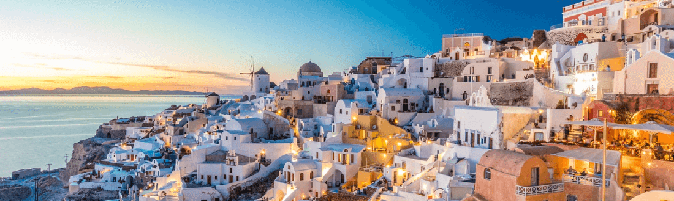 Das zwischen Hügeln und Meer gelegene Dorf Kalyves auf der griechischen Insel Kreta an einem schönen Sommertag, aufgenommen von einer Drohne aus der Luft. 
