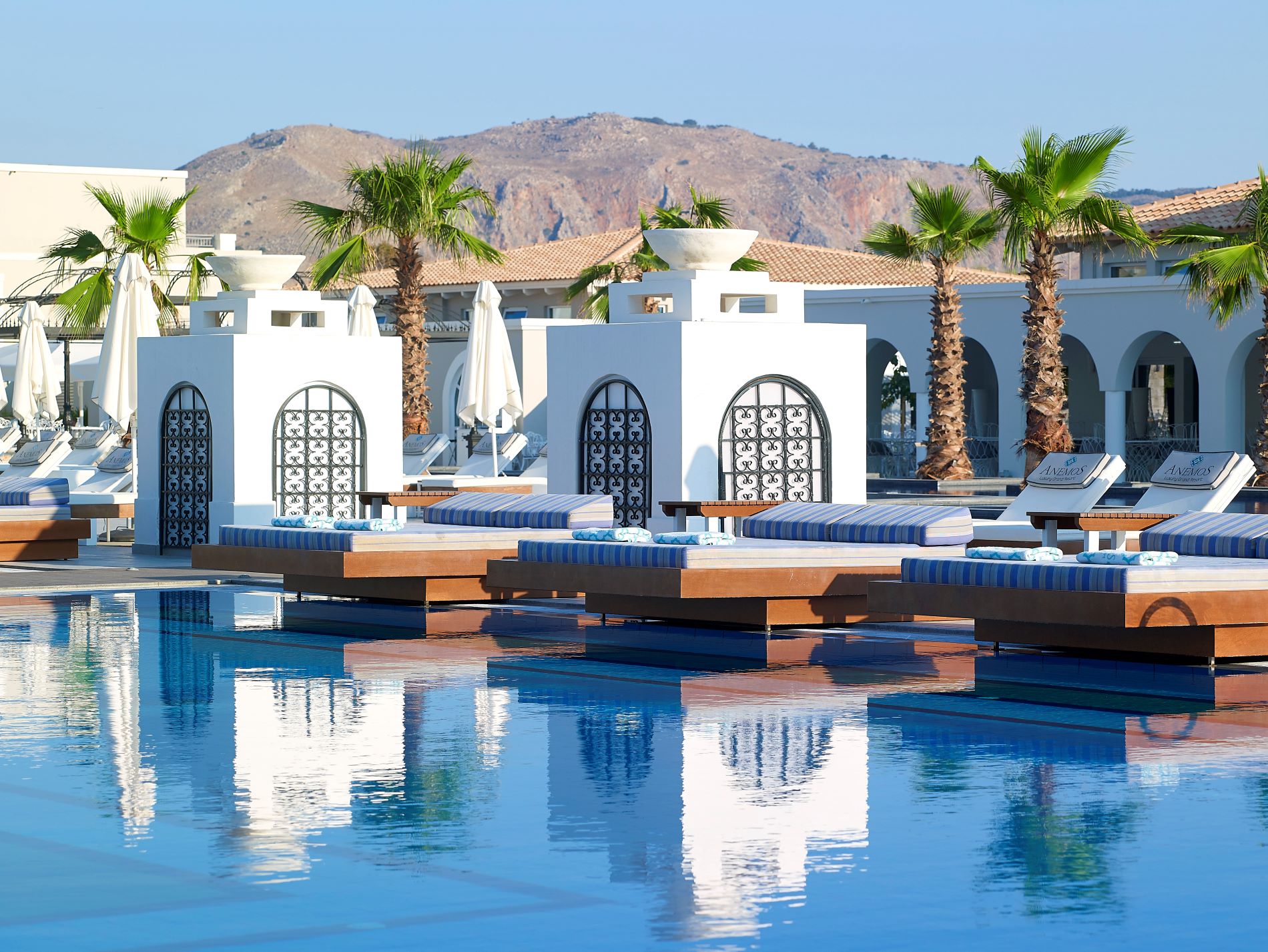 Traumhafter Poolbereich im Anemos Luxury Grand Resort